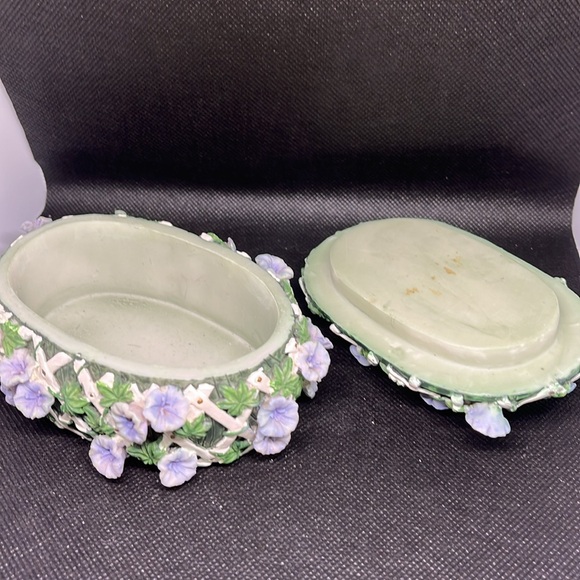 Butterfly on trellis of flowers Trinket dish with lid - Picture 5 of 14